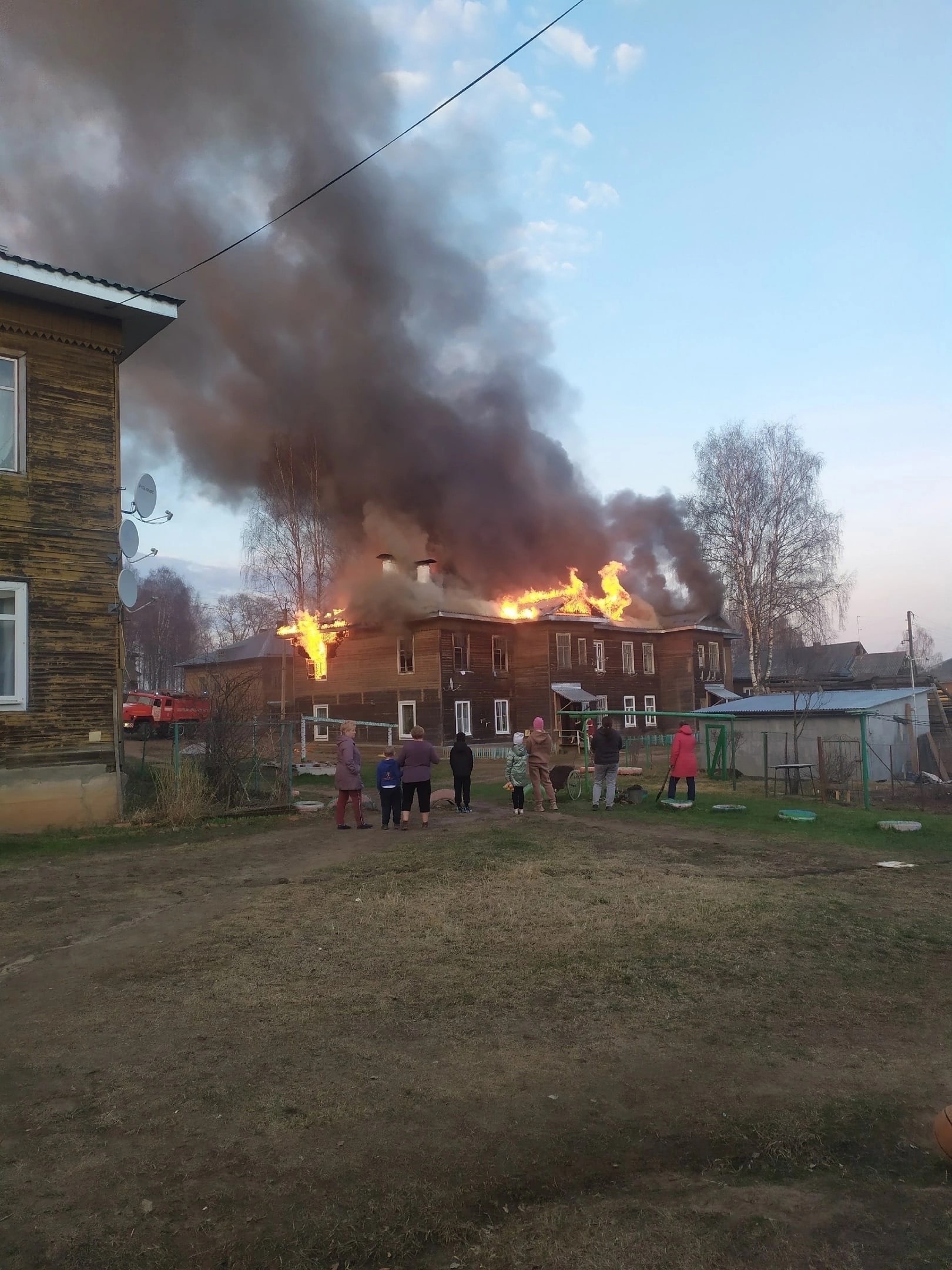 В Красавино сегодня вечером произошёл серьезный пожар в жилом деревянном 12-квартирном доме на улице Коммунальной.