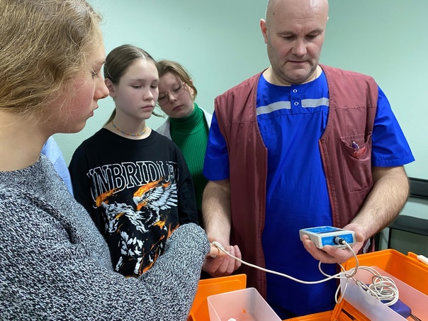 Школьников сегодня научили делать непрямой массаж сердца..