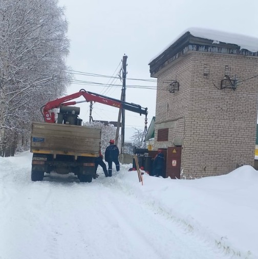 На подстанции в Красавино идёт замена вышедшего из строя трансформатора.