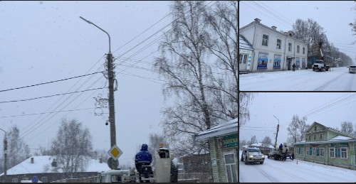 На центральных улицах Великого Устюга приступили к монтажу новогодних консолей.