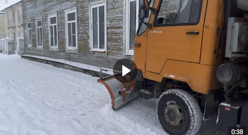 На тротуарах и улицах города усиленно работают коммунальные службы.