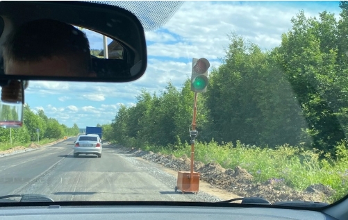 У деревни Гузнищево идёт укладка асфальта.