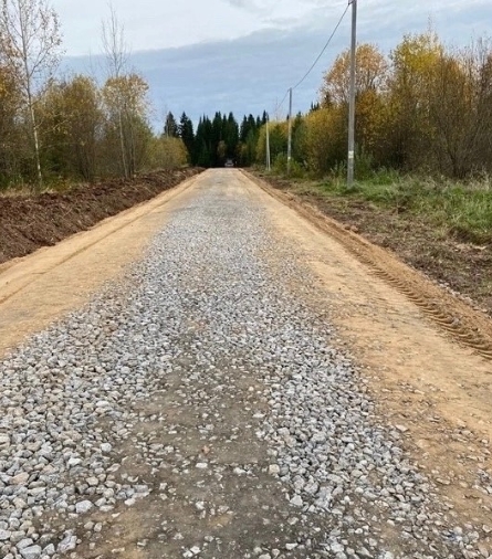 Устройство подъездов к участкам многодетных семей выполнили в деревне Морозовица.