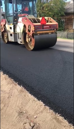 К укладке второго слоя асфальта приступили сегодня на Новаторе.