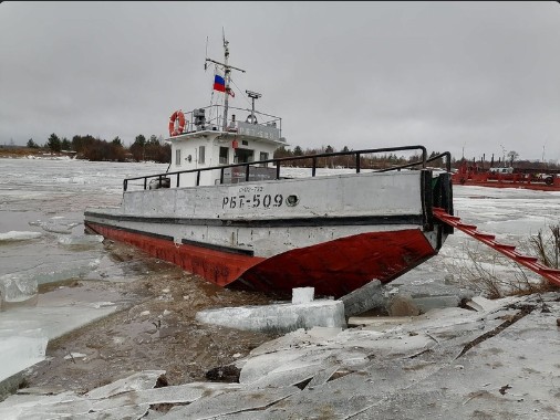 РБТ-509 пробивается к берегу из затона ССРЗ.