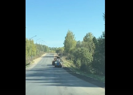 Укрепление обочин, благоустройство съездов и подъездов, монтаж остановочных комплексов продолжается на дороге до Лодейки.