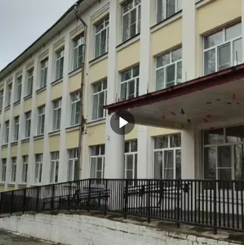 Сегодня в Великом Устюге в честь 135-летнего юбилея школы №1 ученики 4 и 10 классов высадили 15 сосен вдоль обновлённого ФОКОТа.