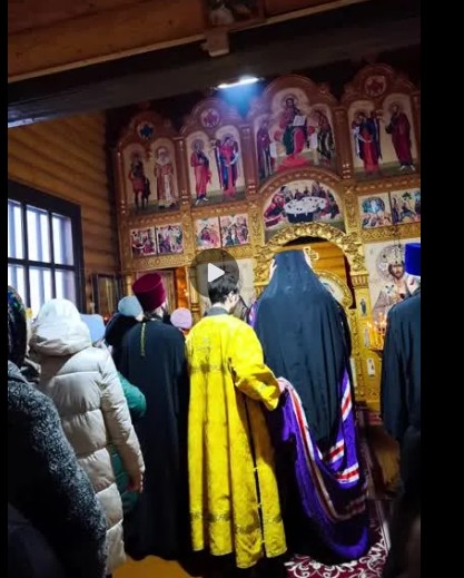 В минувшие выходные в поселке Ломоватка состоялось значимое событие — на территории храма была установлена звонница.