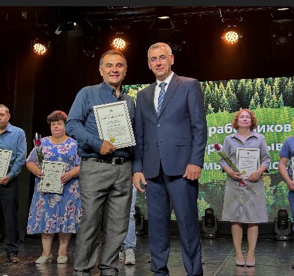 С праздником, наши родные труженики лесной сферы.