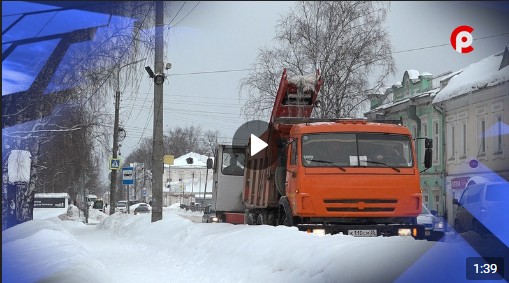 С раннего утра и практически до вечера в Великом Устюге работает снегоуборочная техника.