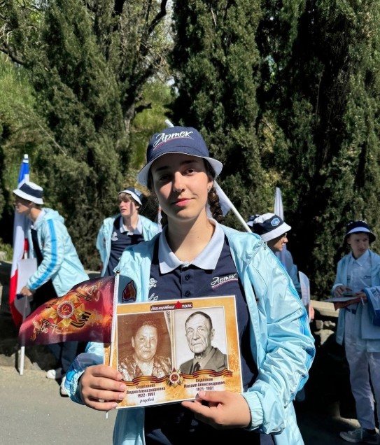 Патриотическая смена в Артеке — это отличная возможность для школьников не только углубить свои знания о истории Победы, но и укрепить дух патриотизма.