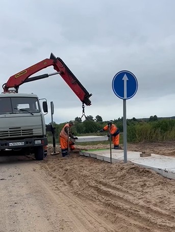 Глава округа Иван Абрамов: Работы по переоборудованию переезда через дамбу с обустройством пешеходного перехода в районе ул. Шмидта близятся к завершению.