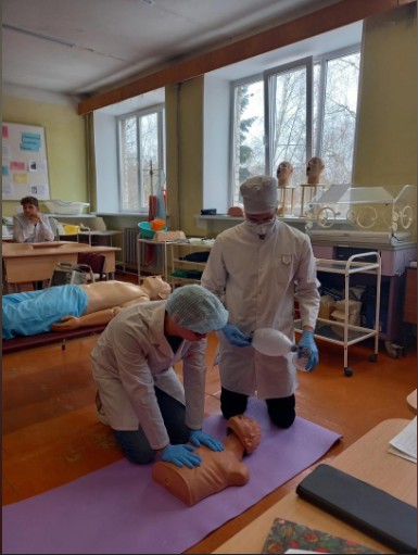 Тринадцать слушателей программы профессиональной переподготовки «Скорая и неотложная помощь» успешно прошли итоговую аттестацию и подтвердили полученные во время обучения знания..
