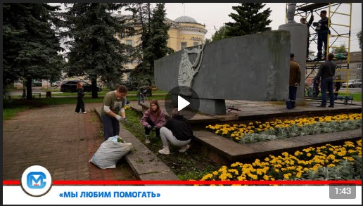 На прошлой неделе у памятника землепроходцам и первооткрывателям в центре Великого Устюга было многолюдно и весело.