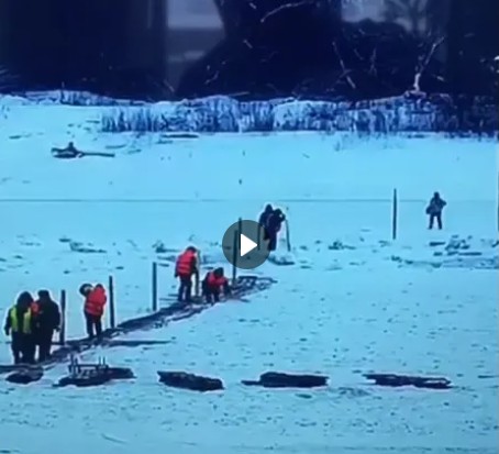 На данный момент на Северной Двине идёт заливка переправы.