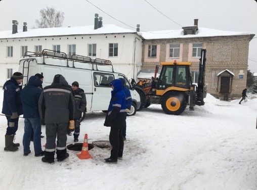 В эти минуты специалисты работают над восстановлением теплоснабжения многоквартирного дома № 43А по улице Гледенской в Великом Устюге.