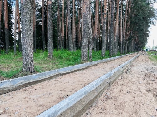 Пока на центральной улице Новатора вовсю работает дорожная техника, укладывая и укатывая свежий асфальт, на обочине.