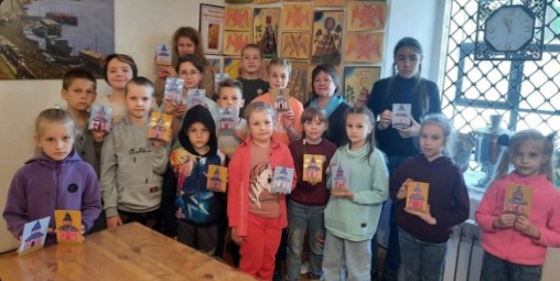 Ребята из лагеря «Живи! Твори! Мечтай!» детской школы искусств города Красавино снова стали гостями и участниками просветительской программы «Сокровища Великого Устюга», реализуемой Георгиевским храмом.