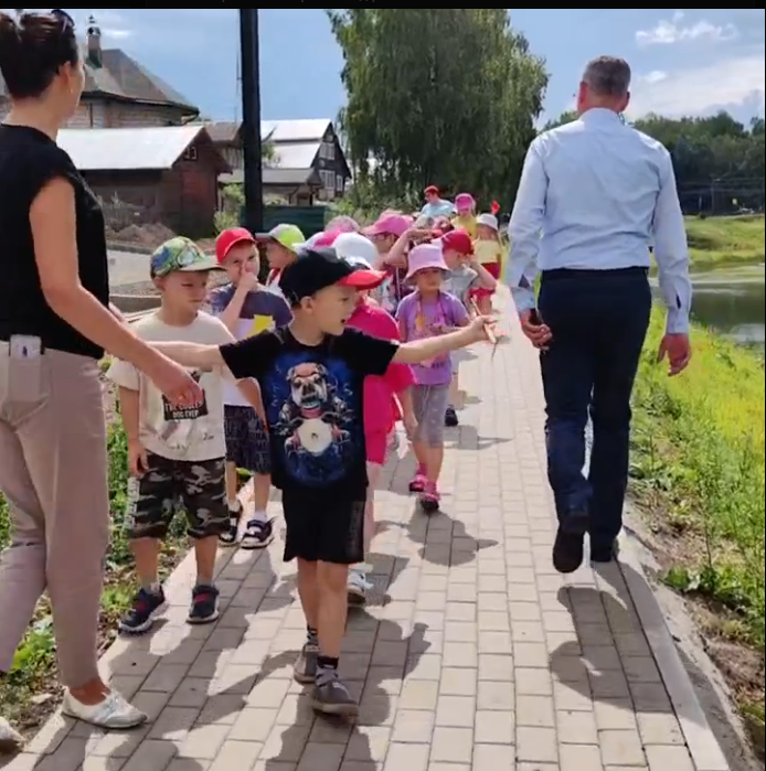 На улице Копылова в Великом Устюге укладывают первый слой асфальта. Глава лично проинспектировал ход работ.