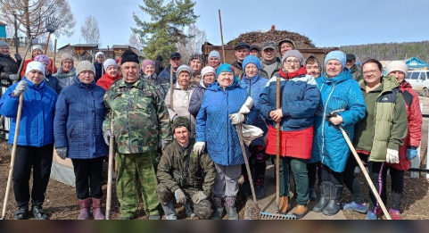 Местные жители активно участвуют в субботниках!.