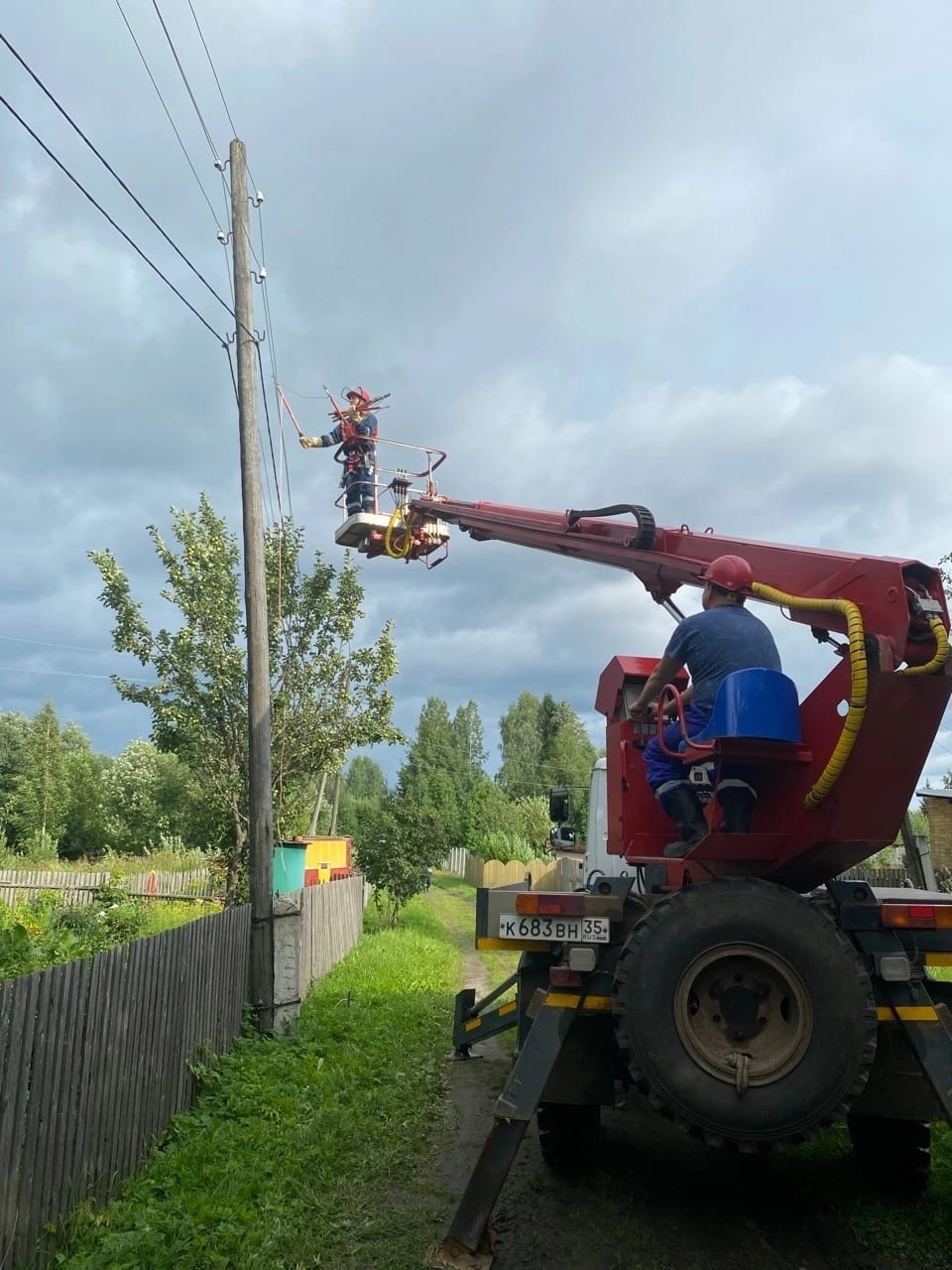 В Красавино на улице Дачной «Россети» меняют опоры.