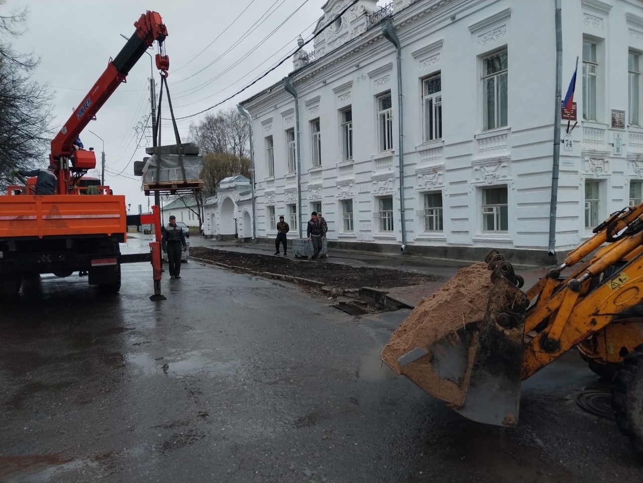 В эти минуты напротив липовой аллеи в центре Великого Устюга идёт благоустройство клумбы.