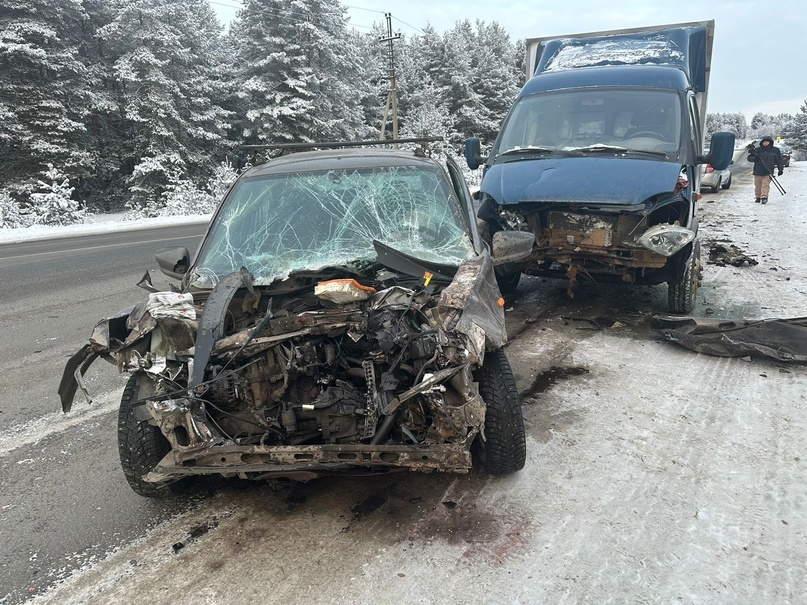 В районе деревни Журавлево в 08:12 произошло ДТП. Лобовое столкновение автомобилей Газель и Лада Гранта.