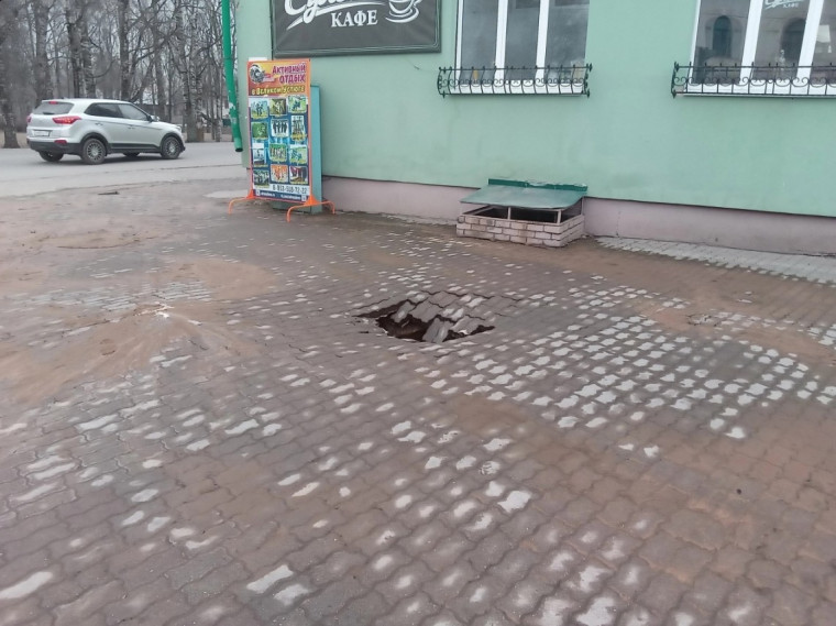 Глава округа сообщил об аварии на водопроводных сетях в центре города. Глава округа сообщил об аварии на водопроводных сетях в центре города.