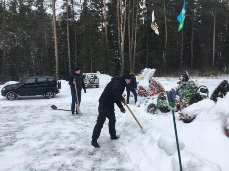 Сегодня представители администрации Великоустюгского муниципального округа «БОЕВОЕ БРАТСТВО» и «Морского Собрания» привели в порядок территорию у памятного знака ленинградцам-блокадникам и устюжанам, не дожившим до Великой Победы, у погибших в ходе СВО ус. Сегодня представители администрации Великоустюгского муниципального округа «БОЕВОЕ БРАТСТВО» и «Морского Собрания» привели в порядок территорию у памятного знака ленинградцам-блокадникам и устюжанам, не дожившим до Великой Победы, у погибших в ходе СВО ус.