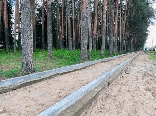 Пока на центральной улице Новатора вовсю работает дорожная техника, укладывая и укатывая свежий асфальт, на обочине. Пока на центральной улице Новатора вовсю работает дорожная техника, укладывая и укатывая свежий асфальт, на обочине.