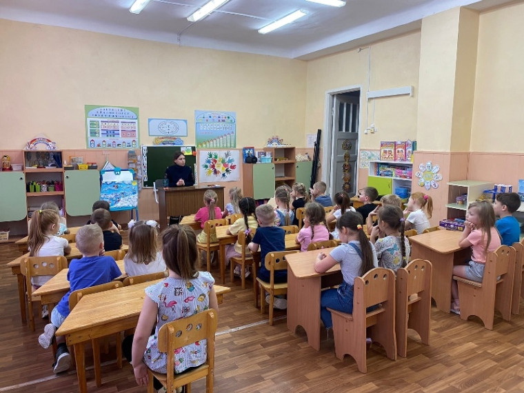 Сотрудники Госавтоинспекции по Великоустюгскому округу провели занятие по активизации знаний ПДД для дошкольников детского сада "Росинка".. Сотрудники Госавтоинспекции по Великоустюгскому округу провели занятие по активизации знаний ПДД для дошкольников детского сада "Росинка"..