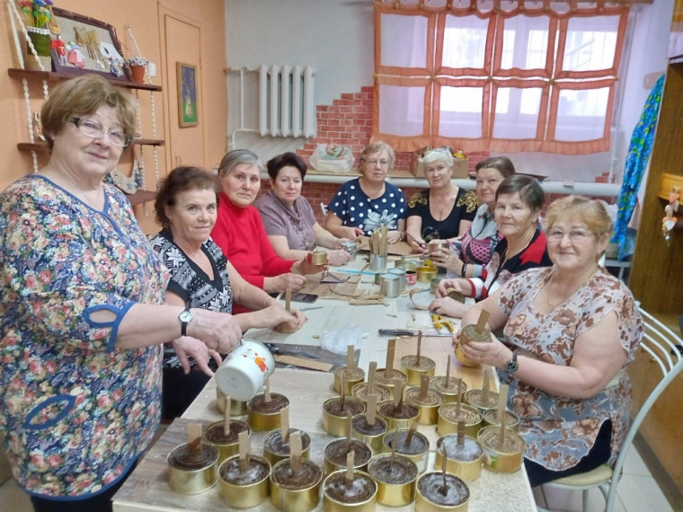 Пункт по изготовлению окопных свечей продолжает свою работу в городе Красавино.. Пункт по изготовлению окопных свечей продолжает свою работу в городе Красавино..
