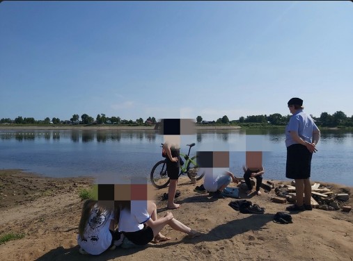 Несовершеннолетние могут находиться у воды только в присутствии родителей. Несовершеннолетние могут находиться у воды только в присутствии родителей.