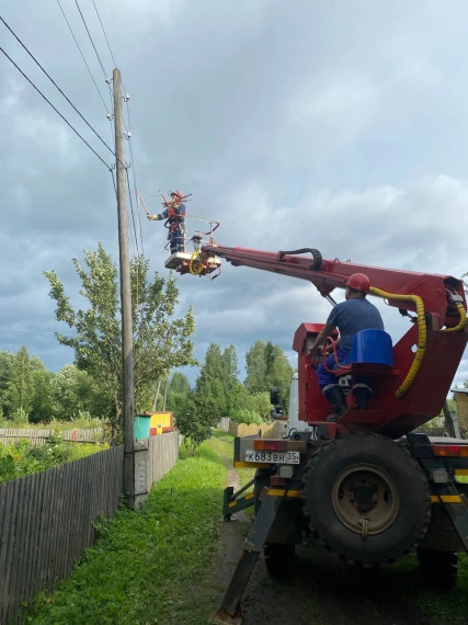 В Красавино на улице Дачной «Россети» меняют опоры. В Красавино на улице Дачной «Россети» меняют опоры.