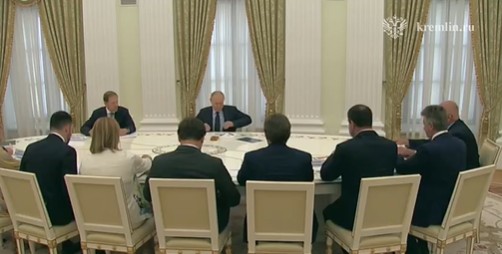 В Представительском кабинете Кремля Президент страны Владимир Путин сегодня проводит встречу с руководителями российских предприятий обрабатывающей промышленности. В Представительском кабинете Кремля Президент страны Владимир Путин сегодня проводит встречу с руководителями российских предприятий обрабатывающей промышленности.