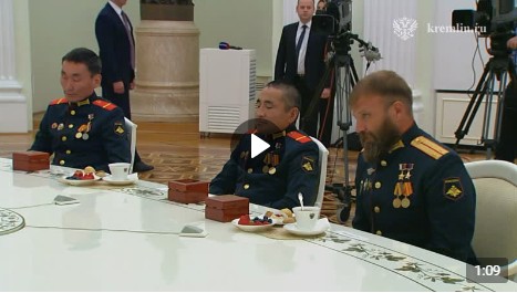 Президент страны Владимир Путин встретился с военнослужащими 127-й мотострелковой дивизии пятой общевойсковой армии (экипажем танка «Алёша»), удостоенными государственных наград. Президент страны Владимир Путин встретился с военнослужащими 127-й мотострелковой дивизии пятой общевойсковой армии (экипажем танка «Алёша»), удостоенными государственных наград.