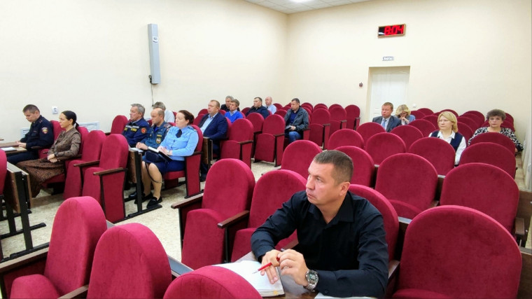 В администрации округа прошло заседание комиссии по предупреждению и ликвидации ЧС и обеспечению пожарной безопасности. В администрации округа прошло заседание комиссии по предупреждению и ликвидации ЧС и обеспечению пожарной безопасности.