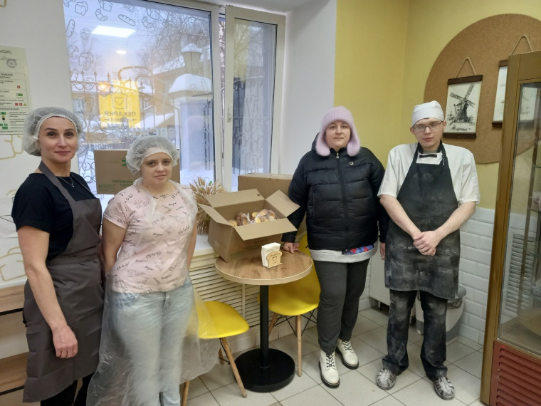 Наталья Голышева вместе со своей командой передали для защитников, находящихся в зоне СВО, полезные и вкусные гостинцы.. Наталья Голышева вместе со своей командой передали для защитников, находящихся в зоне СВО, полезные и вкусные гостинцы..