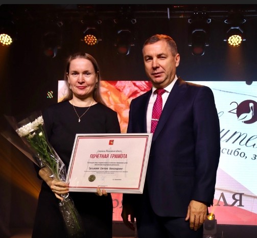 Заслуженные награды в торжественной обстановке с уважением и признательностью за важный труд глава округа Александр Кузьмин вручил сегодня великоустюгским педагогам и воспитателям. Заслуженные награды в торжественной обстановке с уважением и признательностью за важный труд глава округа Александр Кузьмин вручил сегодня великоустюгским педагогам и воспитателям.