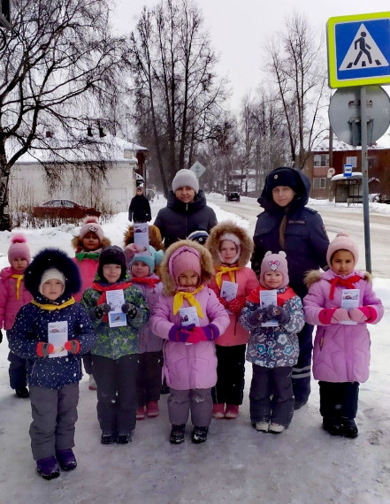 Акцию «Пешеход» провели сотрудник Госавтоинспекции по Великоустюгскому округу Татьяна Андреева и отряд ЮИД «Светофор» из группы «Звездочки»⭐ детского сада «Дюймовочка».. Акцию «Пешеход» провели сотрудник Госавтоинспекции по Великоустюгскому округу Татьяна Андреева и отряд ЮИД «Светофор» из группы «Звездочки»⭐ детского сада «Дюймовочка»..
