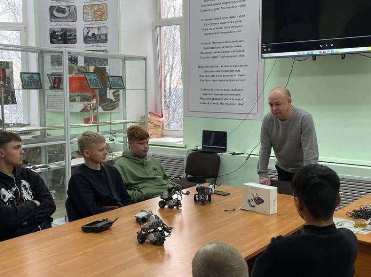 Школьникам из Тарноги помогают выбрать свой профессиональный путь в Великом Устюге. Школьникам из Тарноги помогают выбрать свой профессиональный путь в Великом Устюге.