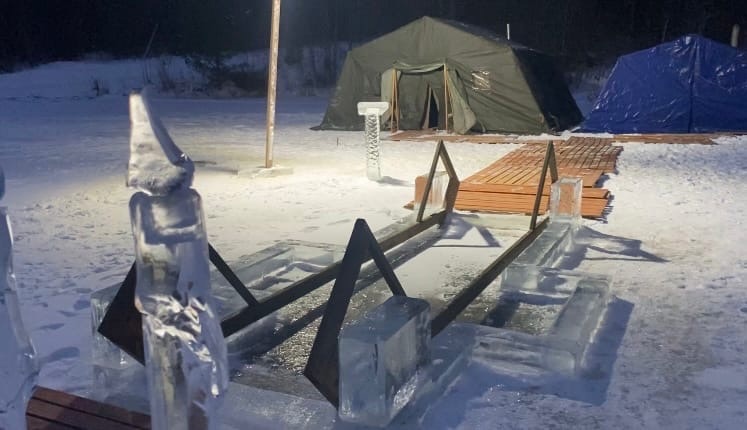 Сегодня после 20.00 все желающие смогут окунуться в прорубь.. Сегодня после 20.00 все желающие смогут окунуться в прорубь..