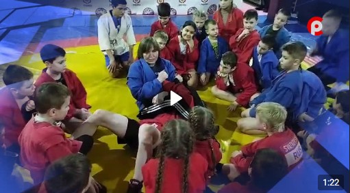 Чемпионка Мира и Европы по самбо, мастер спорта международного класса Наталья Мельникова провела открытую тренировку в Великом Устюге. Чемпионка Мира и Европы по самбо, мастер спорта международного класса Наталья Мельникова провела открытую тренировку в Великом Устюге.