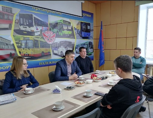 В Великоустюгском ПАТП сегодня прошёл брифинг руководства предприятия с представителями СМИ округа. В Великоустюгском ПАТП сегодня прошёл брифинг руководства предприятия с представителями СМИ округа.