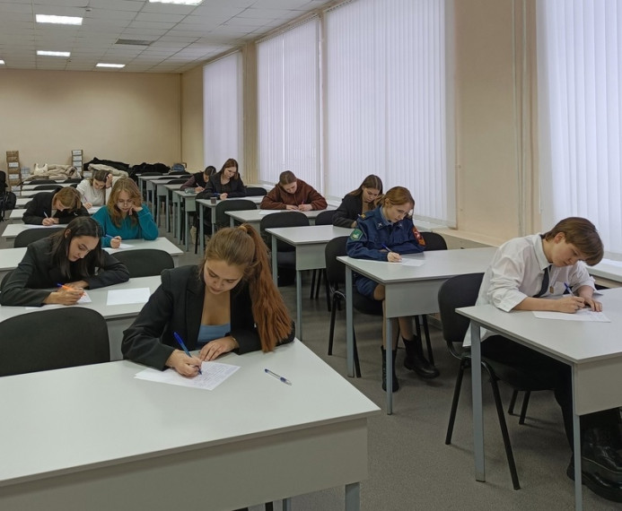 Первый отборочный тур региональной телевизионной гуманитарной олимпиады школьников «Умники и умницы Вологодчины» прошел в Великом Устюге. Первый отборочный тур региональной телевизионной гуманитарной олимпиады школьников «Умники и умницы Вологодчины» прошел в Великом Устюге.