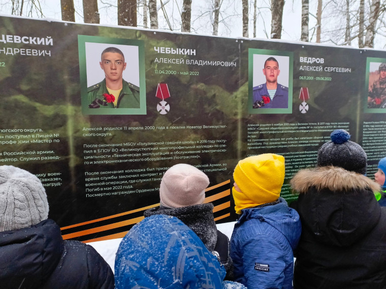 Юные участники Всероссийских зимних сборов по самбо расчистили площадку у памятного стенда Героям, погибшим в зоне проведения СВО. Юные участники Всероссийских зимних сборов по самбо расчистили площадку у памятного стенда Героям, погибшим в зоне проведения СВО.