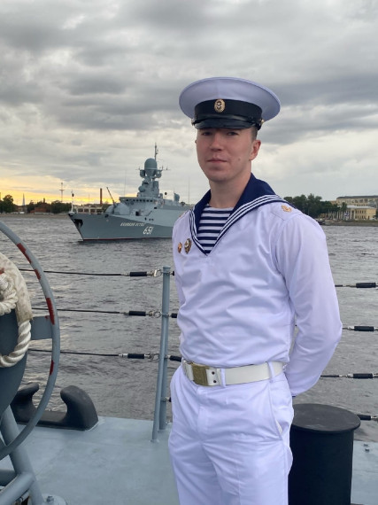 «Настоящий мужчина выбирает профессию военного», - считает устюжанин Даниил Дурягин, выпускник Санкт-Петербургского военно-морского института.. «Настоящий мужчина выбирает профессию военного», - считает устюжанин Даниил Дурягин, выпускник Санкт-Петербургского военно-морского института..