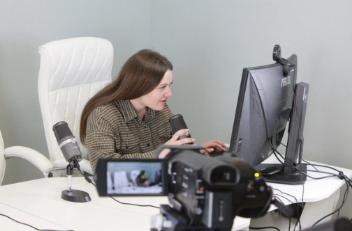 В отделе по работе с молодежью и кинематографии Великоустюгского КДЦ благодаря областной программе «Народный бюджет» появилось оборудование для проведения стримов. В отделе по работе с молодежью и кинематографии Великоустюгского КДЦ благодаря областной программе «Народный бюджет» появилось оборудование для проведения стримов.