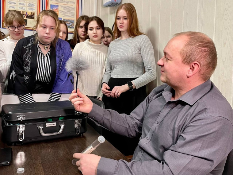 Эксперты-криминалисты рассказали студентам Великоустюгского гуманитарно-педагогического колледжа об особенностях службы.. Эксперты-криминалисты рассказали студентам Великоустюгского гуманитарно-педагогического колледжа об особенностях службы..