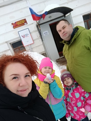 Устюжане идут на свои избирательные участки всей семьёй. Устюжане идут на свои избирательные участки всей семьёй.